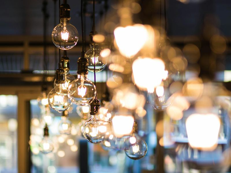Kaarsen, lampen en sfeerlicht: de kracht van indirect licht in rustige interieurs